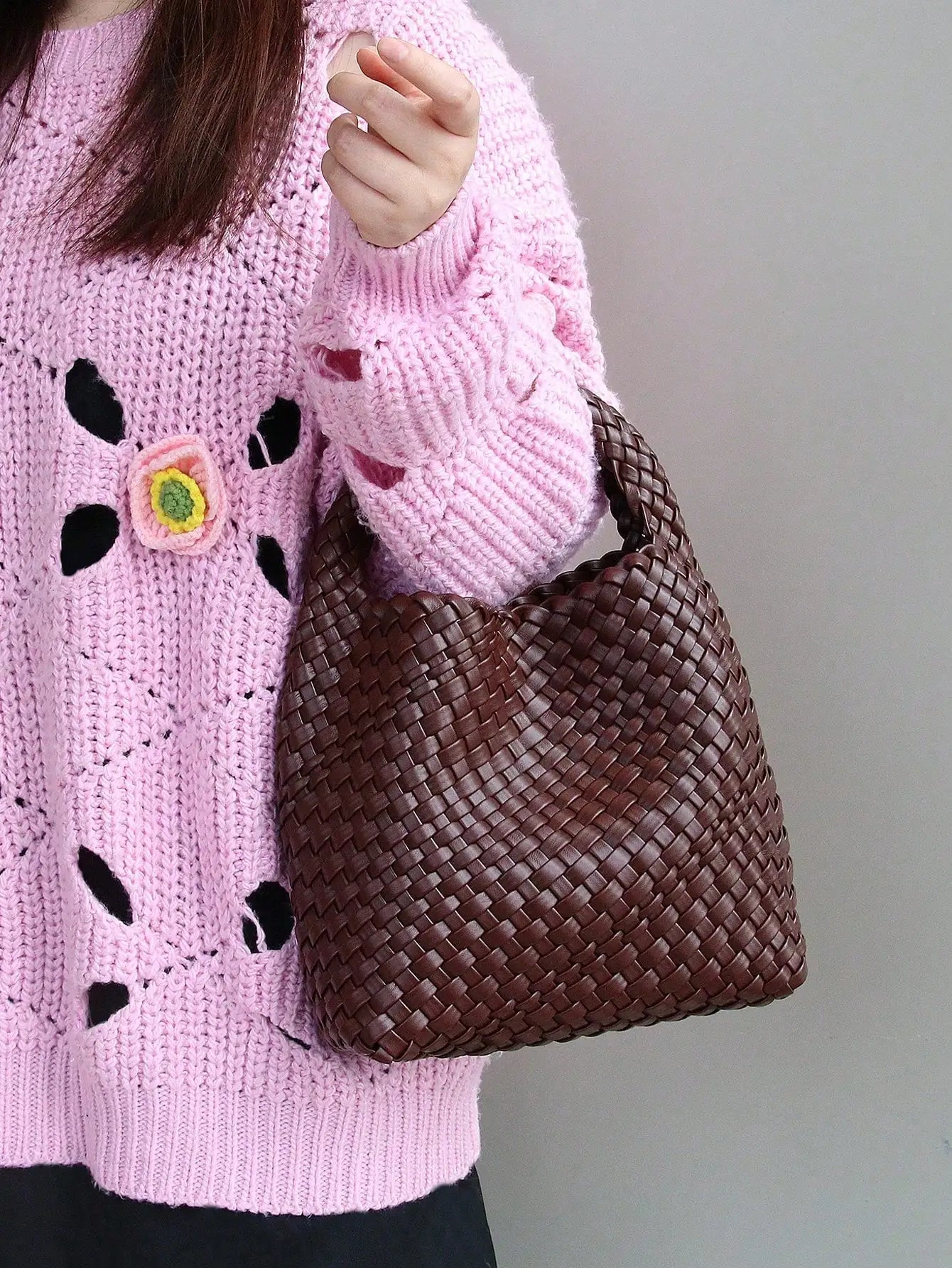 New portable fashion fashion niche design woven handbag bucket bag shoulder bag simple retro style bag work commuter white-colla