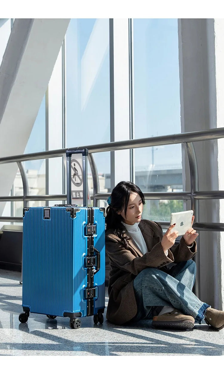 2-Pieces set luggage,20+26 inches in size,a hard-shell suitcase with 108 rivets, , featuring silent all-terrain wheels, a cup holde