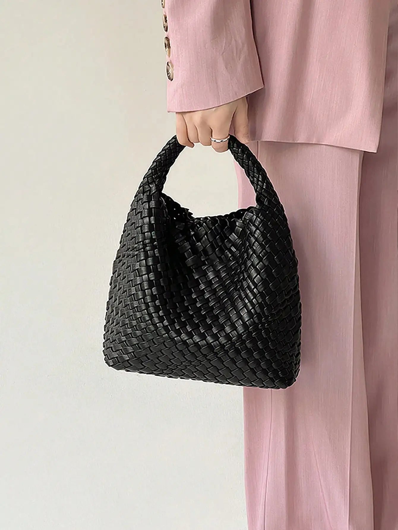 New portable fashion fashion niche design woven handbag bucket bag shoulder bag simple retro style bag work commuter white-colla