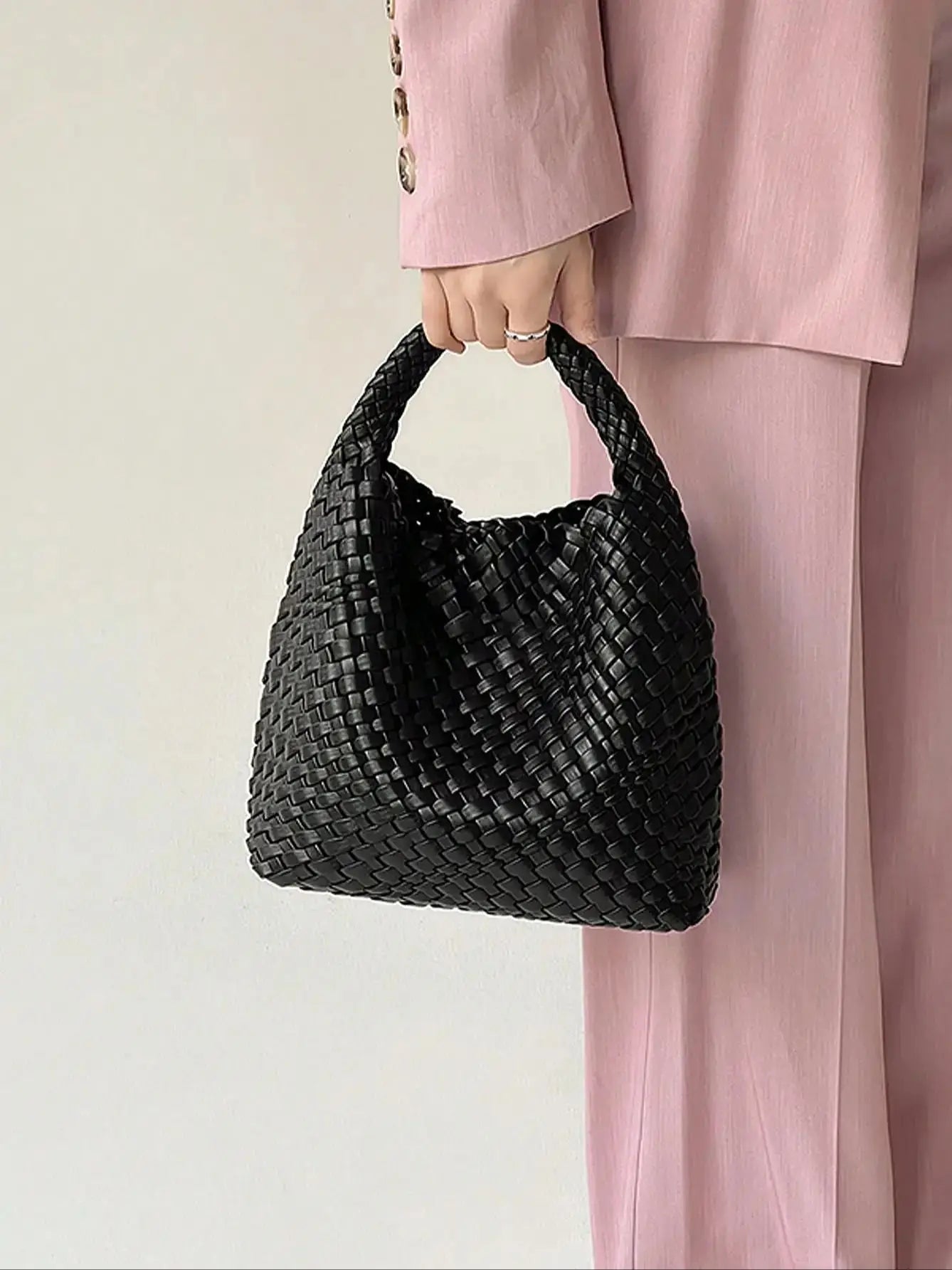 New portable fashion fashion niche design woven handbag bucket bag shoulder bag simple retro style bag work commuter white-colla