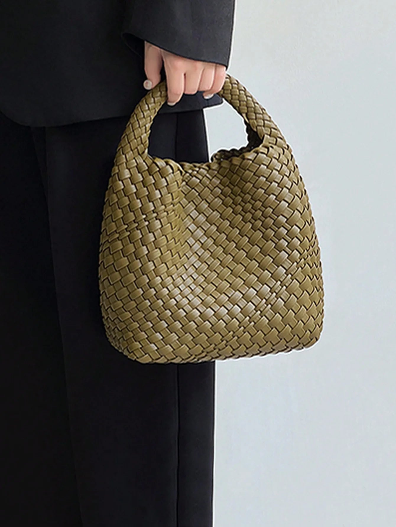 New portable fashion fashion niche design woven handbag bucket bag shoulder bag simple retro style bag work commuter white-colla