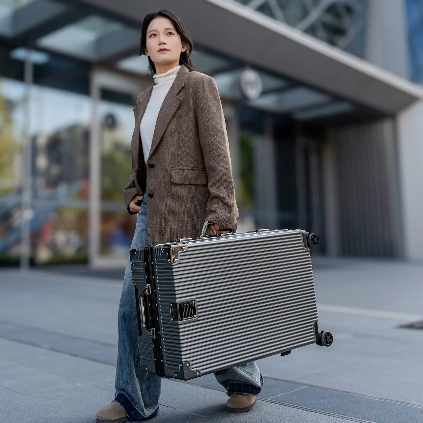 2-Pieces set luggage,20+26 inches in size,a hard-shell suitcase with 108 rivets, , featuring silent all-terrain wheels, a cup holde