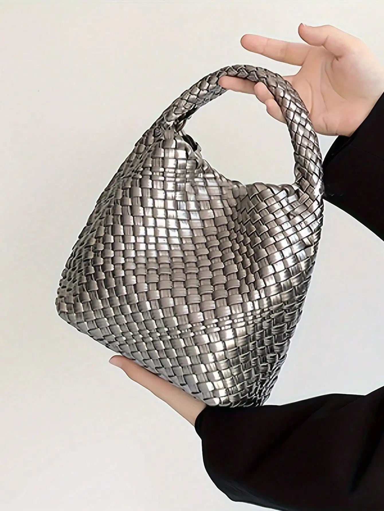 New portable fashion fashion niche design woven handbag bucket bag shoulder bag simple retro style bag work commuter white-colla
