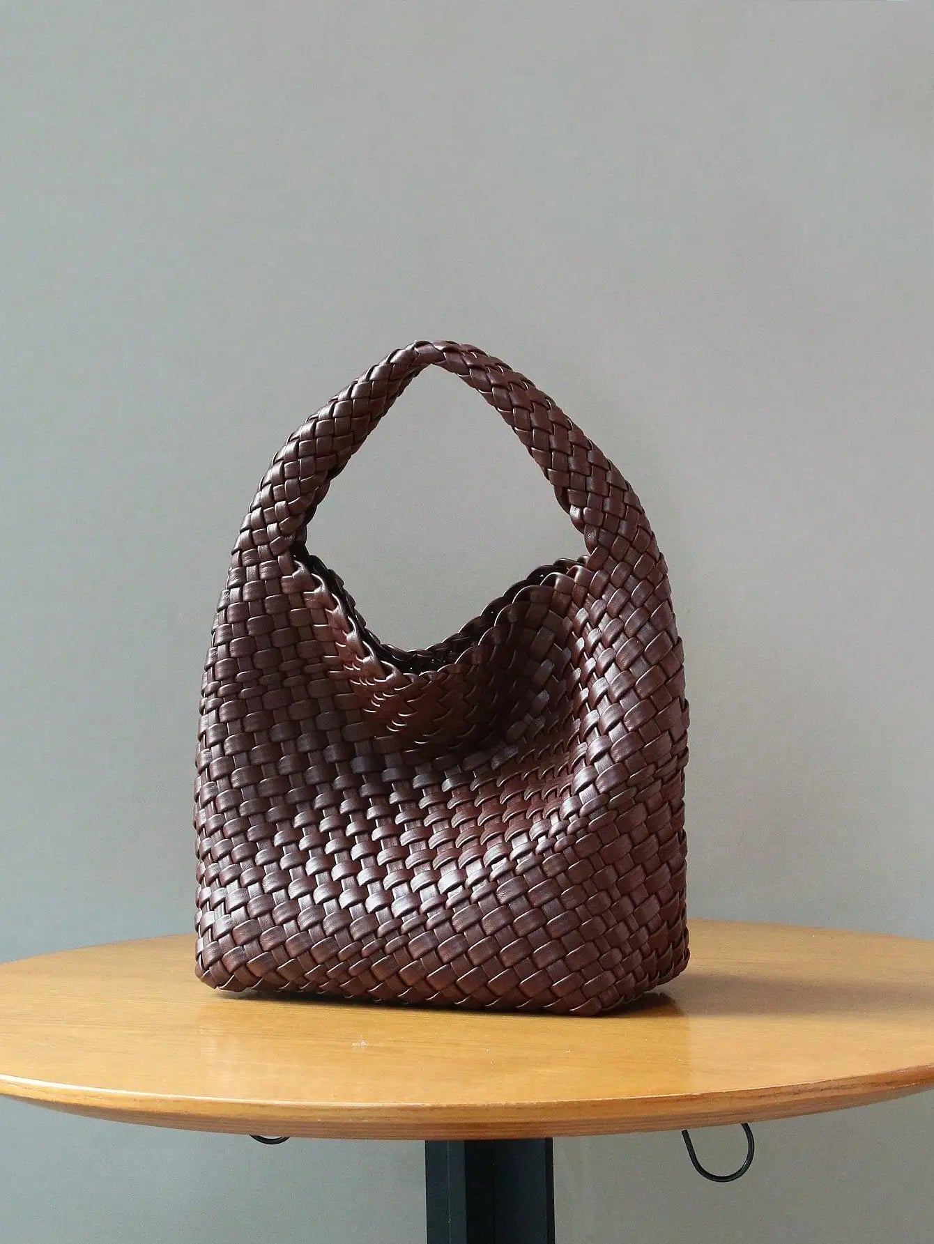 New portable fashion fashion niche design woven handbag bucket bag shoulder bag simple retro style bag work commuter white-colla