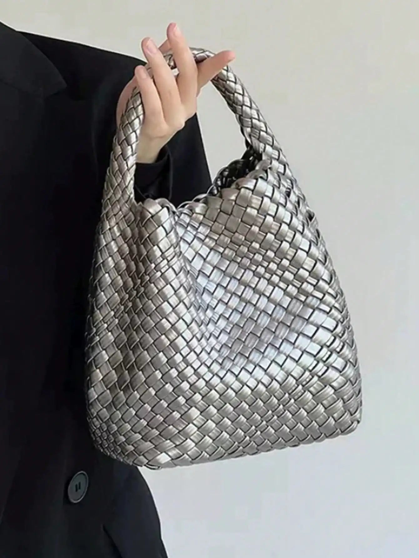 New portable fashion fashion niche design woven handbag bucket bag shoulder bag simple retro style bag work commuter white-colla